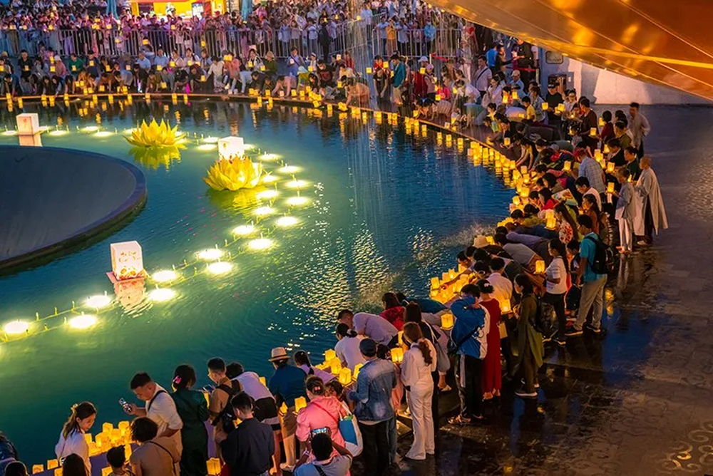 Lễ dâng đăng trên Đỉnh Vân Sơn